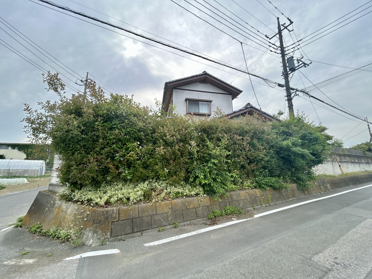 落ち着いた住宅街の一角に位置し、静かな暮らしを求める方におすすめです！※リフォーム前写真