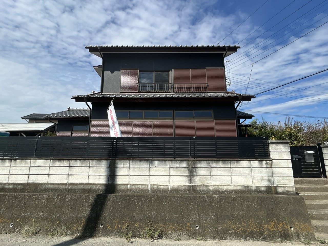 外観リフォーム完了（令和7年9月）！両隣との距離も適度で、窮屈さを感じにくい配置が魅力♪