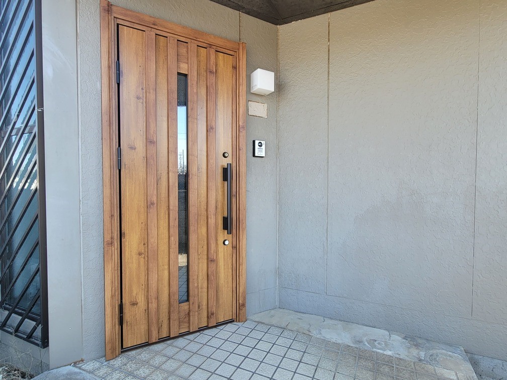 ◆玄関｜屋根付きで雨の日も安心なゆとりある玄関♪