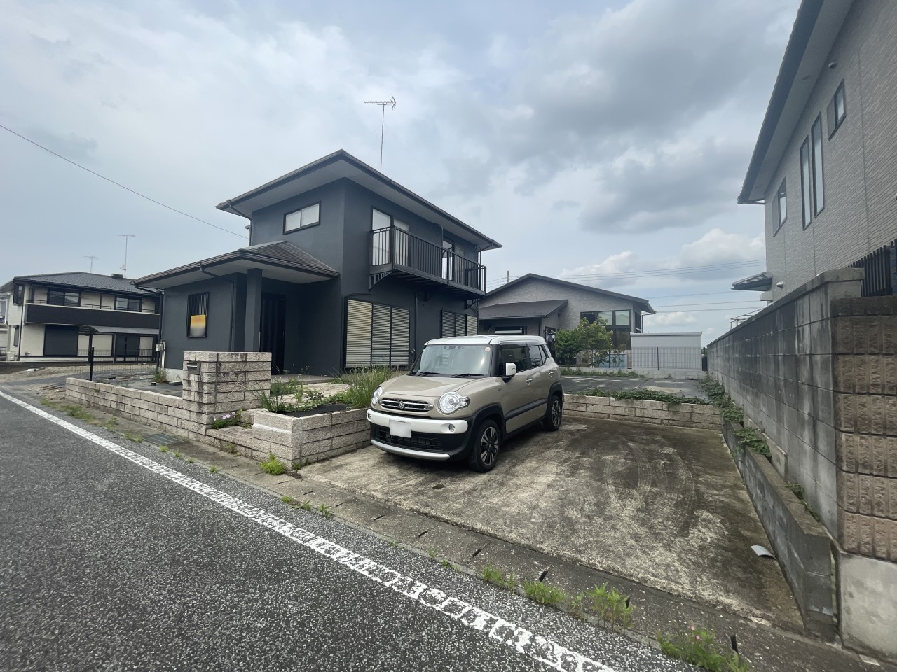 お庭も駐車スペースも広々♪