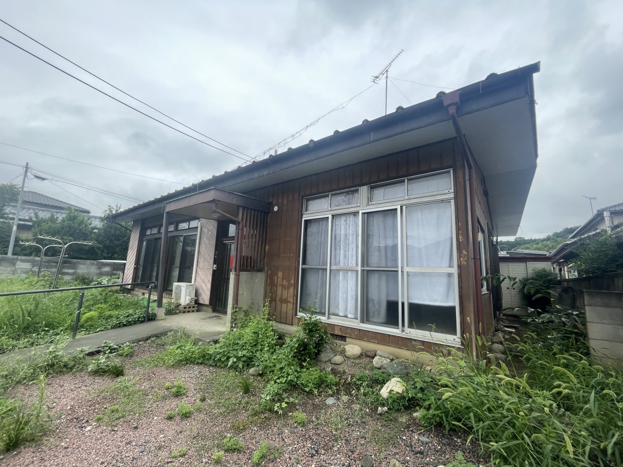 ◆外観｜軒がしっかりある屋根で窓の雨汚れ軽減に