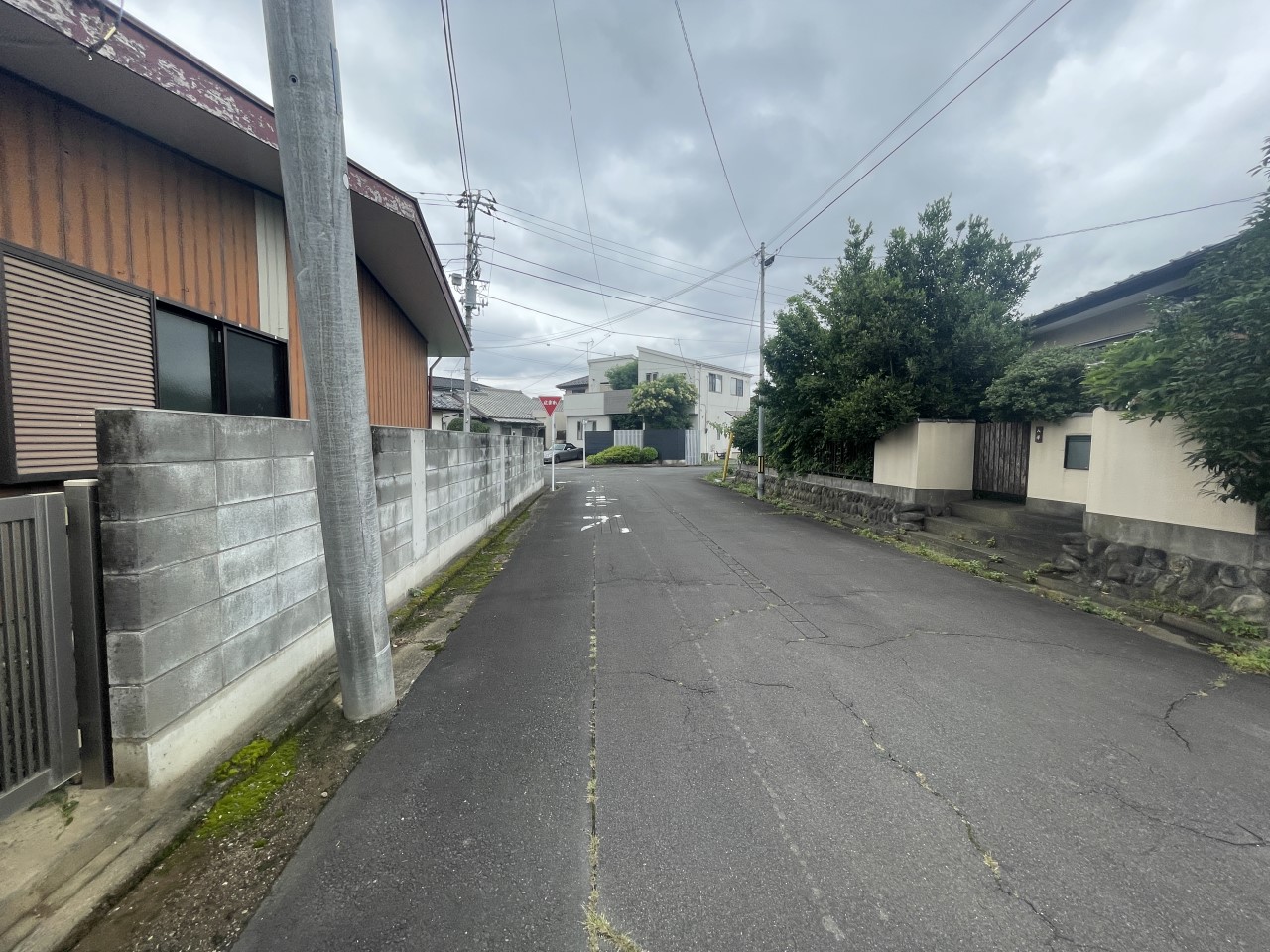 ◆前面道路｜幅6mで車のすれ違いも安心