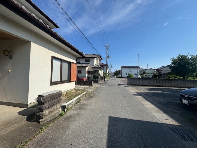 前面道路写真｜車通りも少なく安心！