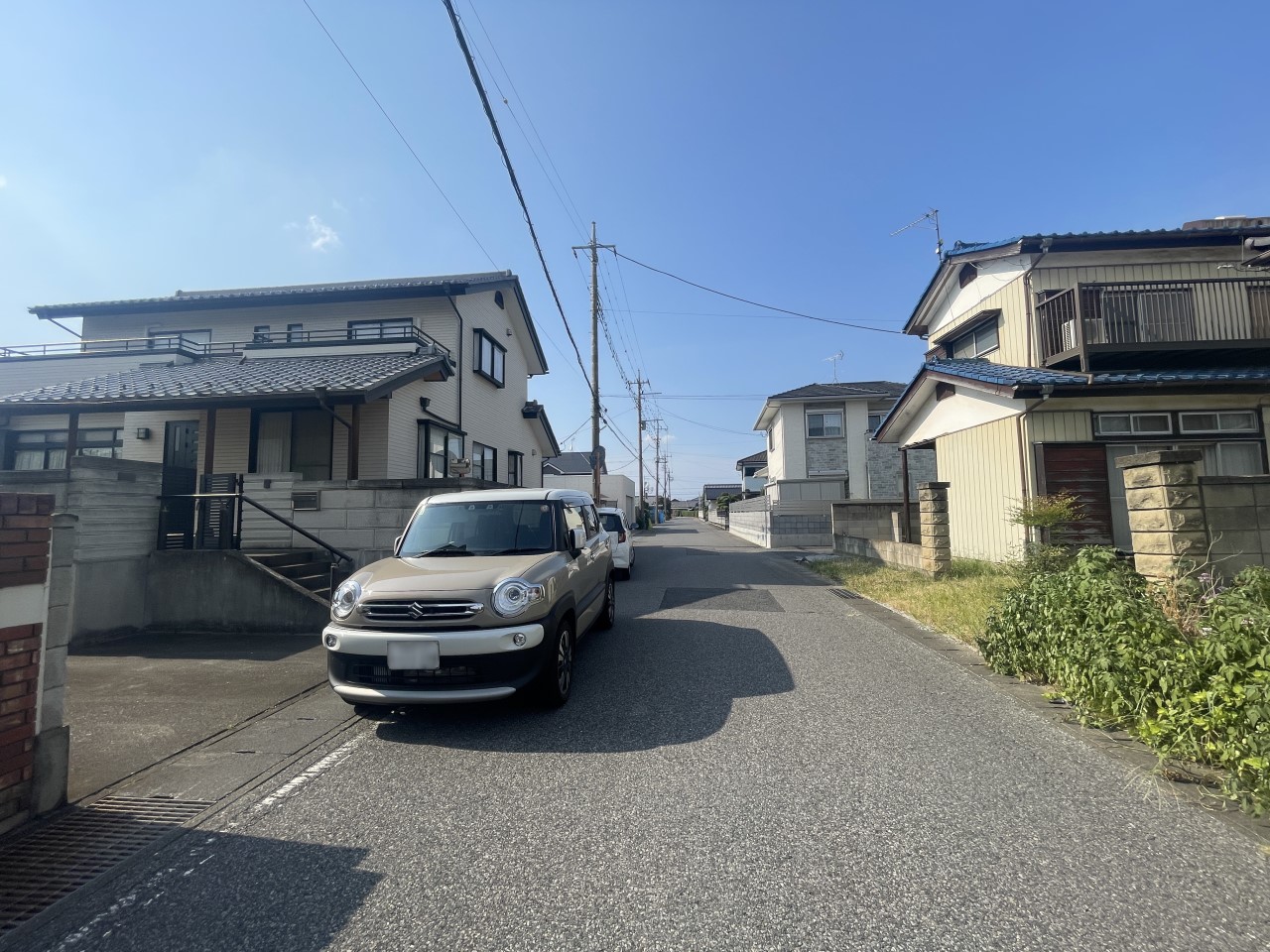 前面道路6mと車2台がすれ違う幅があり安心です
