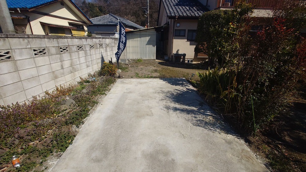 敷地内にコンクリート打ちされた駐車スペースあります♪