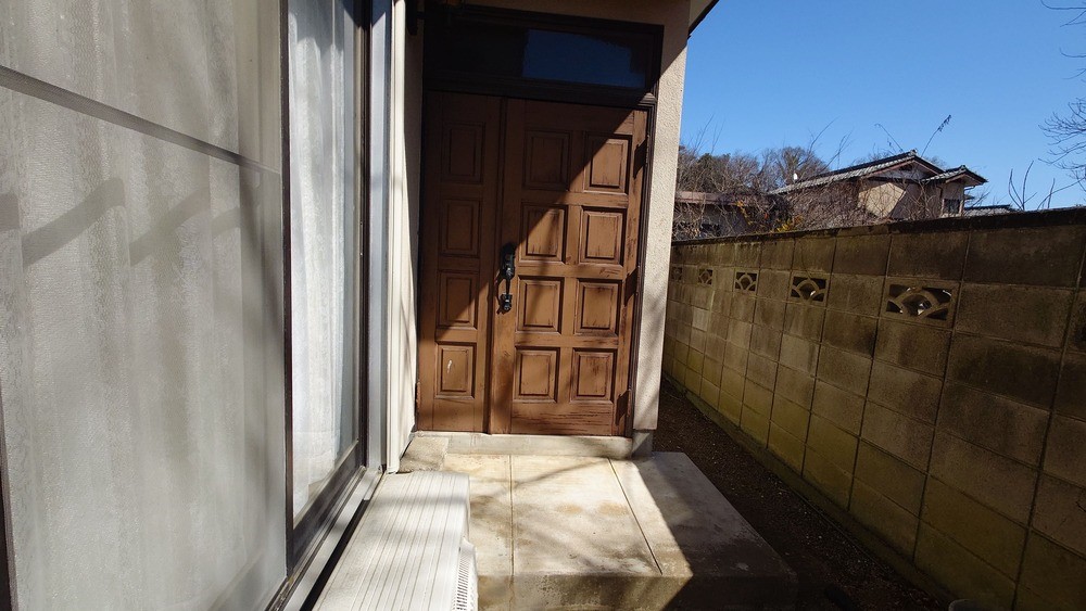 木目調の玄関ドアがレトロな雰囲気でおしゃれ♪