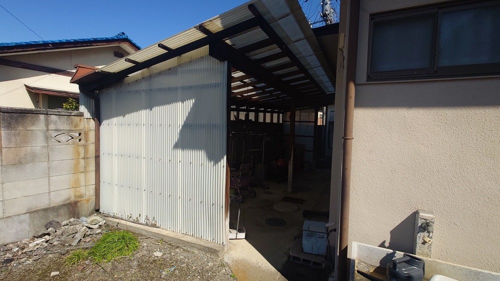 雨除け付きの広々とした物置スペース！※残置物は売主撤去