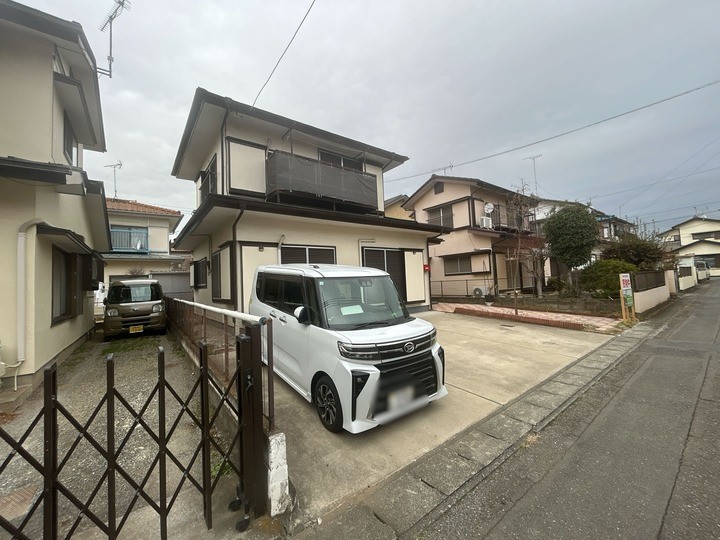 【外観】駐車2台＆南道路で陽当たりの良い戸建です♪※2026年3月撮影