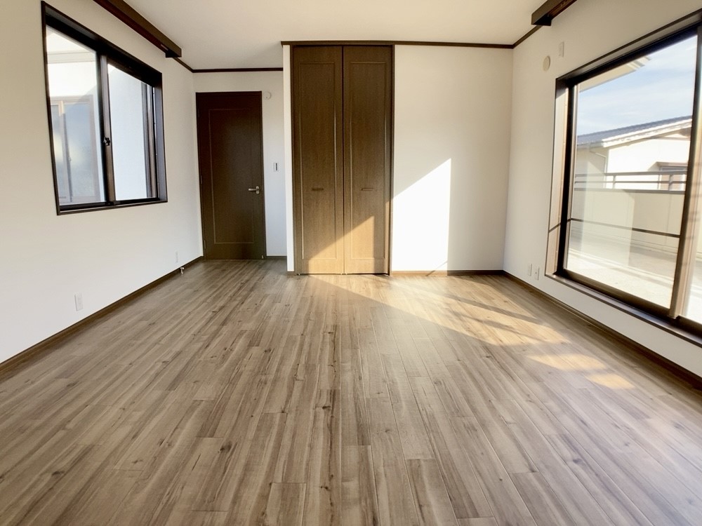 ◆2階洋室（リフォーム後写真）｜大きな窓から陽が入ります♪2階の部屋は全部屋バルコニーへ繋がっています！