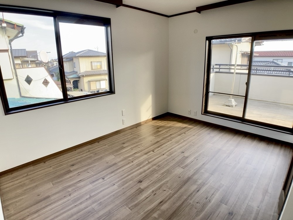 ◆2階洋室（リフォーム後写真）｜2面採光で陽当たり良好です♪