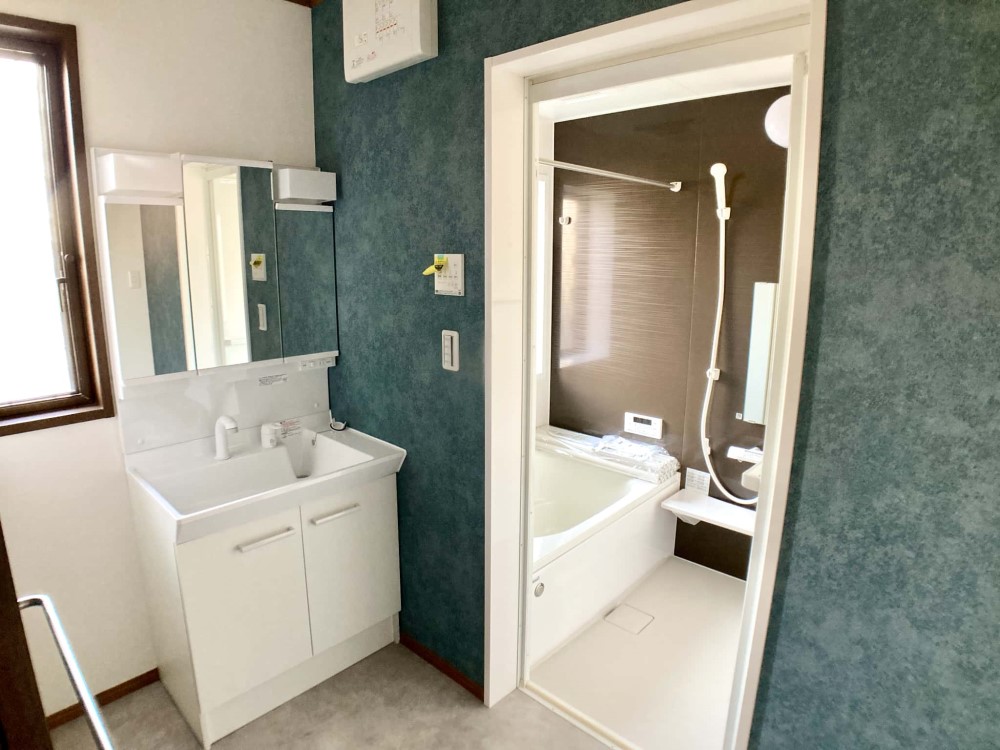 ◆洗面室（リフォーム後写真）｜洗面室は幅が広く使いやすいです。アクセントクロスで高級感UP！  