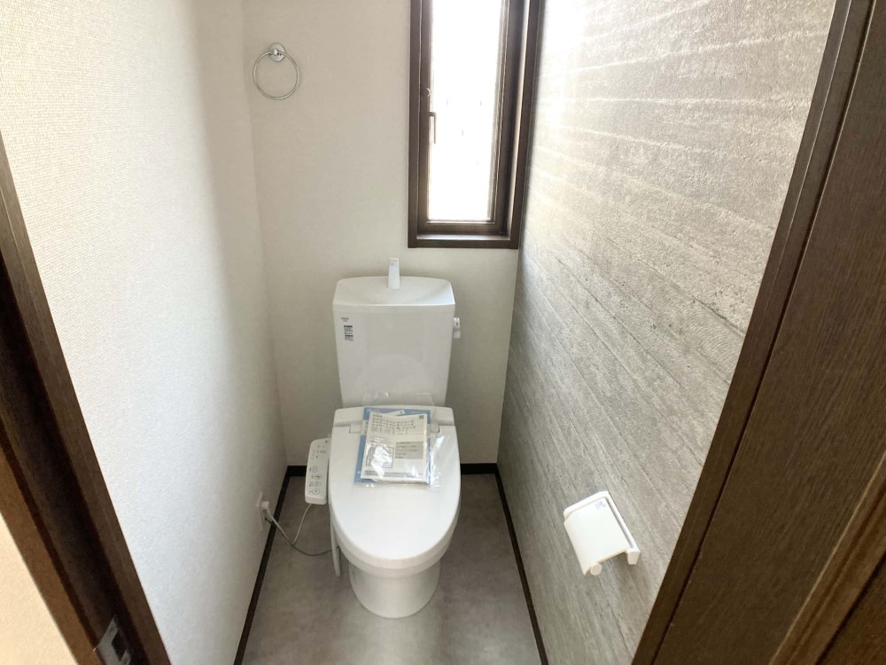 ◆トイレ（リフォーム後写真）｜窓のある明るい１階トイレ