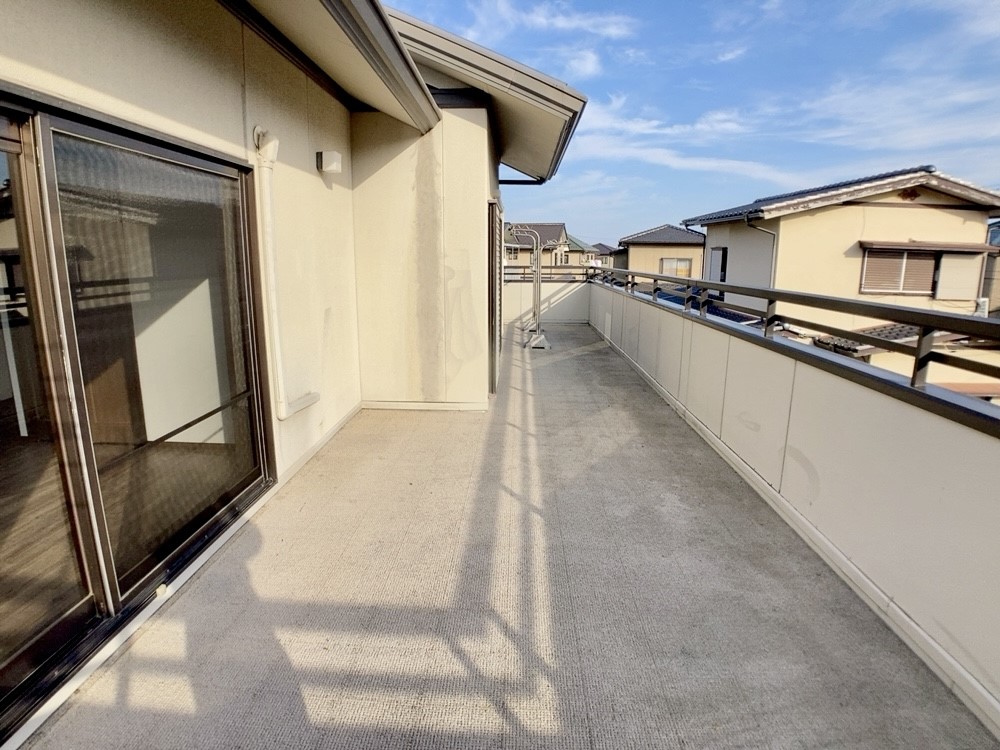 ◆バルコニー（リフォーム後写真）｜ひろびろバルコニーです！洗濯物も、家族全員の布団もたくさん干せます♪