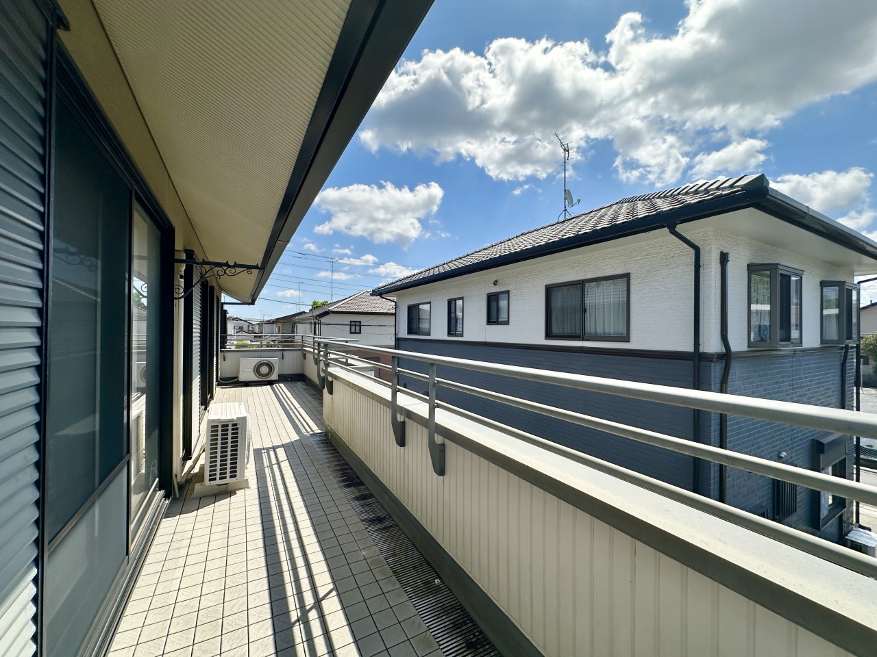 ◆バルコニー｜ひろびろとしているので、洗濯物もたくさん干せそうです♪