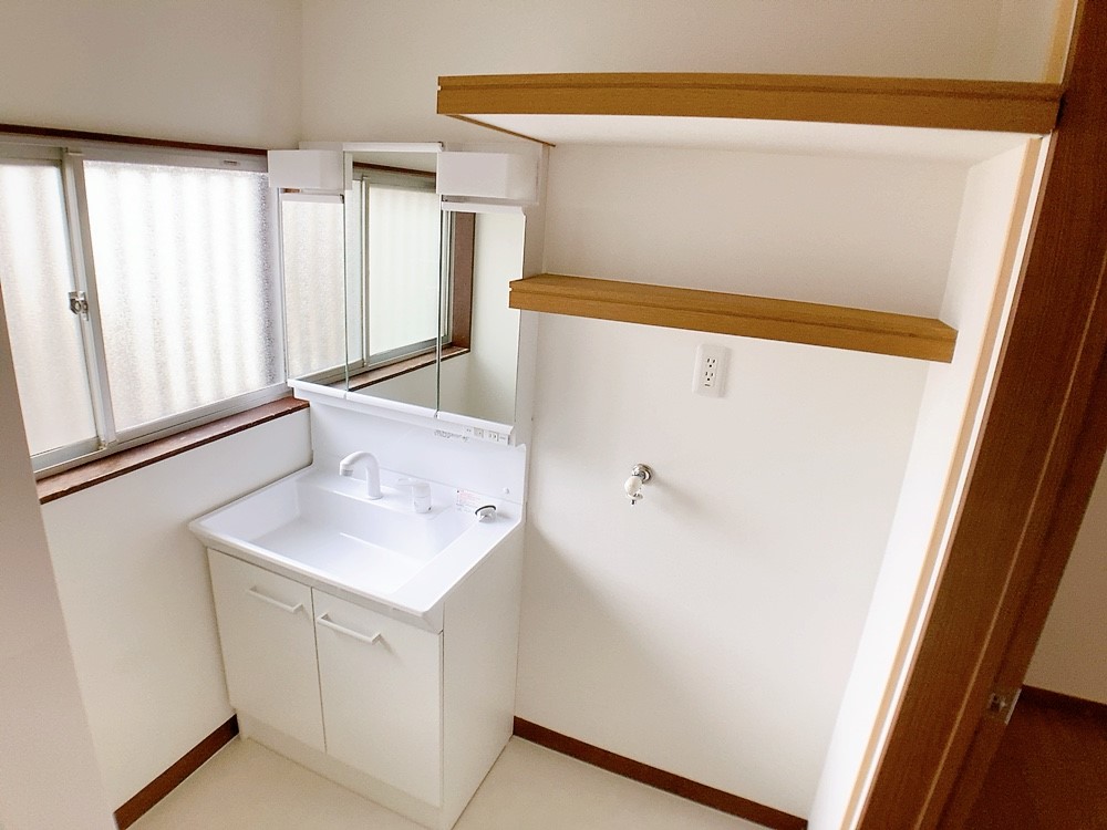 ◆洗面室｜お手入れしやすく使いやすい３面鏡付きの洗面台。