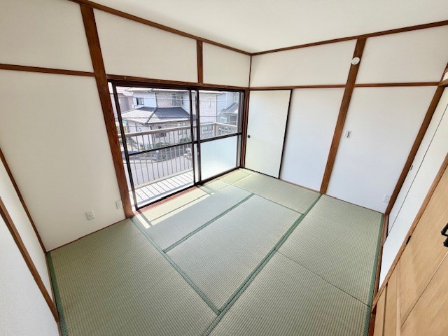 ◆2階和室6帖｜バルコニーに面した和室で、窓を開けて風を感じながらごろ寝を楽しめそう♪