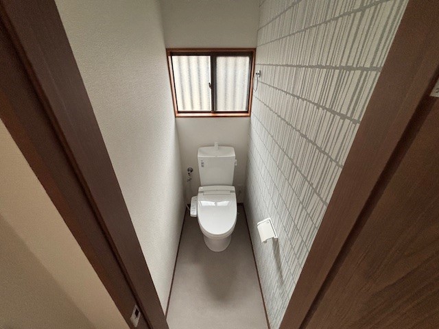 窓のある明るい１階トイレ♪