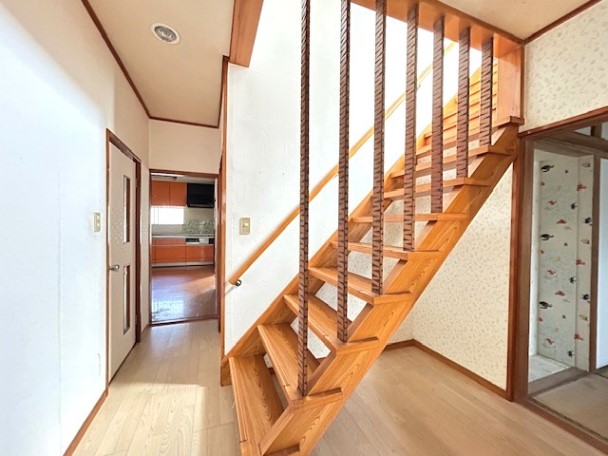 玄関を上がるとおしゃれな階段があります！