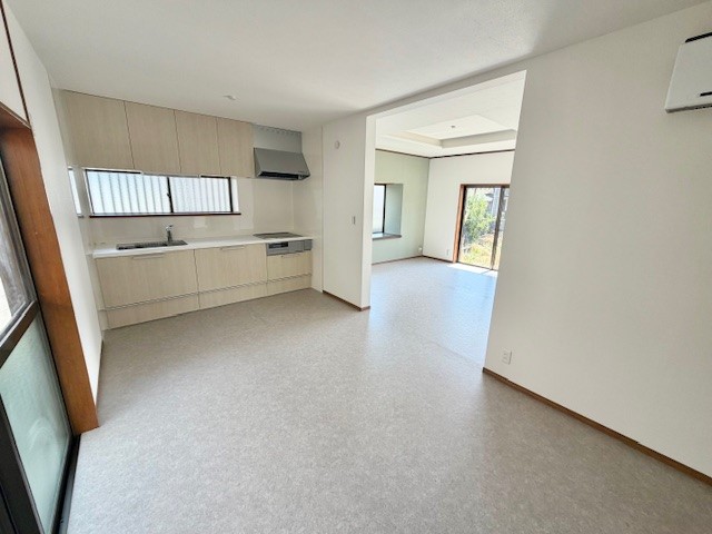 【キッチン】窓が近いので手元を照らし、換気もらくらく♪