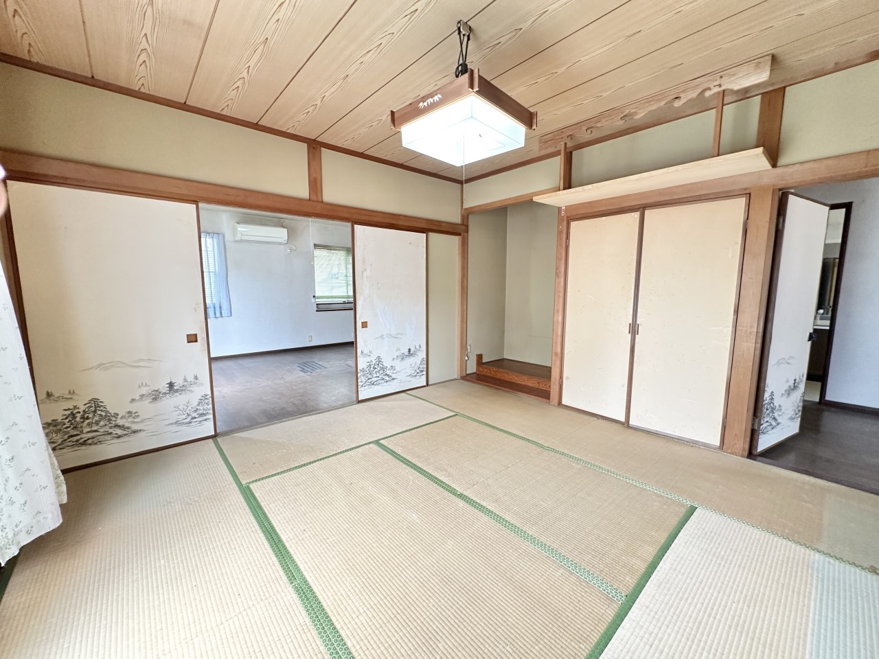 ◆1階和室｜リビングと繋がる和室スペースです。押入れ収納も充実♪