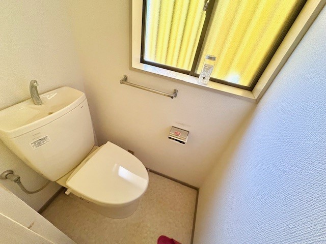 ◆トイレ｜窓付きなので換気もばっちりです！