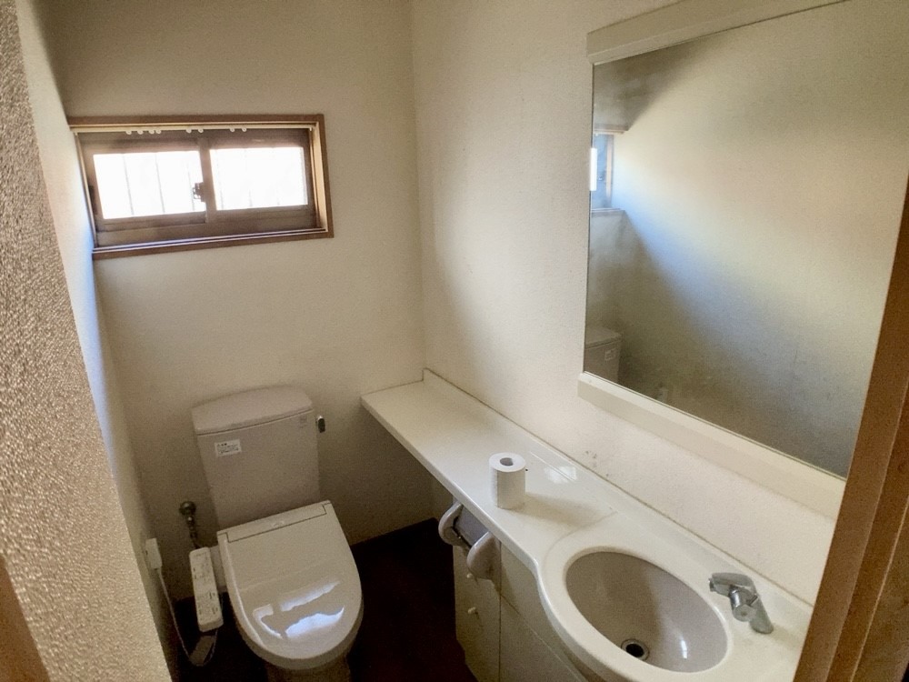 ◆トイレ｜トイレ内に手洗い場が設置されており、使用後すぐに手を洗える便利さが魅力。