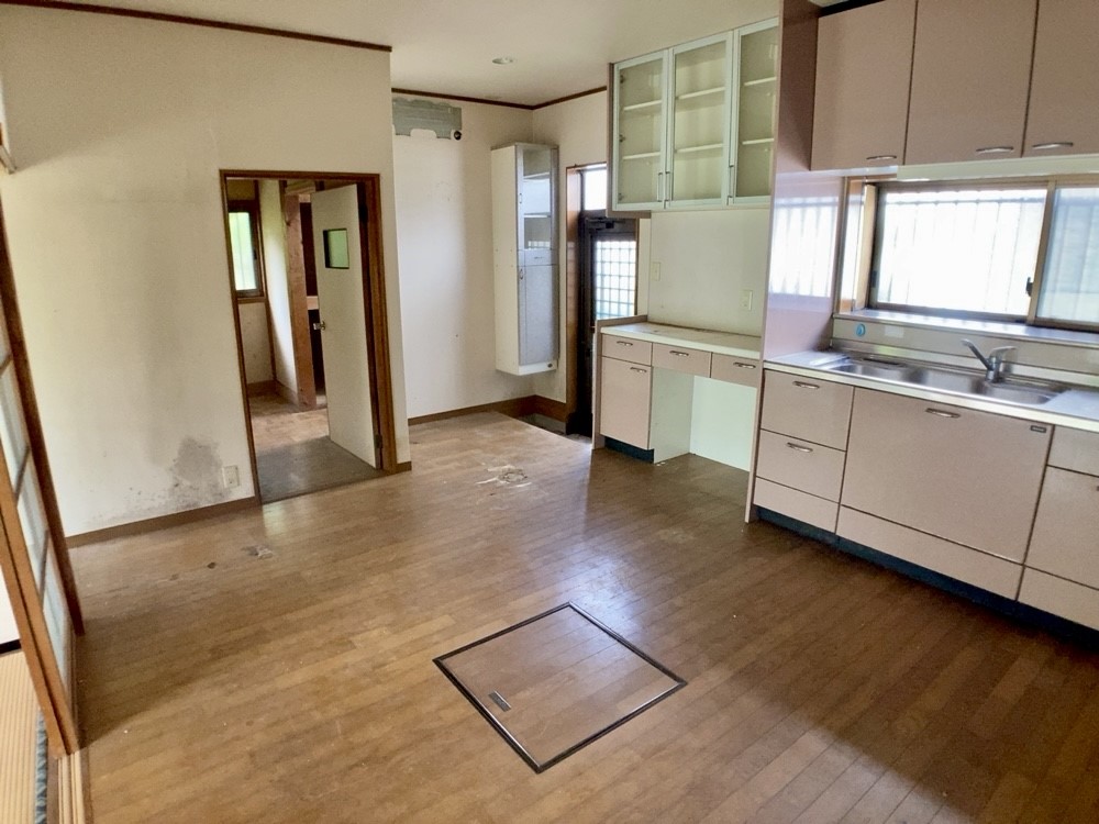 ◆キッチン｜広さを感じるキッチンでは、調理の際にも余裕を持って作業でき、家事が楽にこなせます。収納も豊富で、使い勝手抜群です。