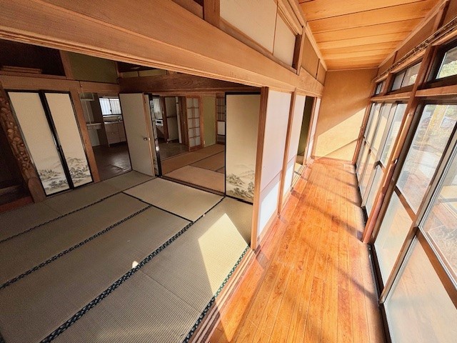 ◆縁側｜日の光を取り入れる大きな窓が特徴的！