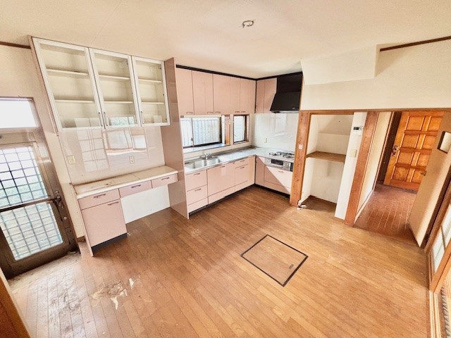 ◆キッチン｜L字型のキッチンは、作業スペースが広く、収納力も◎調理道具や食材の整理整頓がしやすく、日々の家事もスムーズにこなせます。