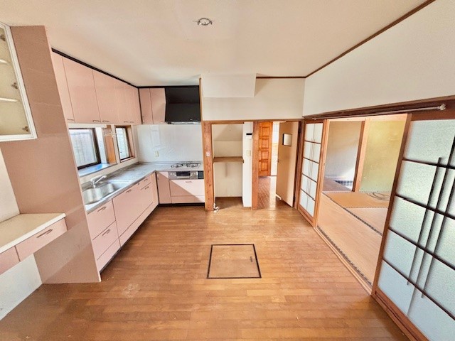 ◆キッチン｜広々としたL字型キッチンで、料理の際に十分なスペースを確保。作業効率が良く、家族とのコミュニケーションも楽しみながら、料理ができます。