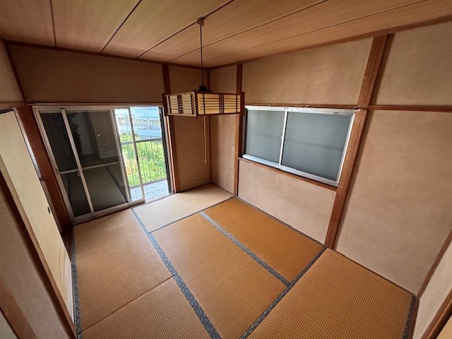 ◆2階和室6帖｜バルコニーに面した和室で、窓を開けて風を感じながらごろ寝を楽しめそう♪