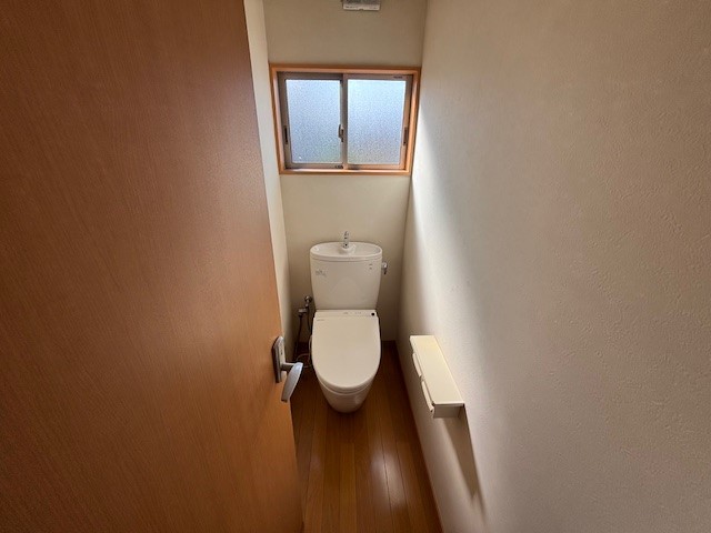 ◆2階トイレ｜窓付きなので換気もばっちり！夜間のお手洗いもわざわざ1階へ降りなくてすみます♪