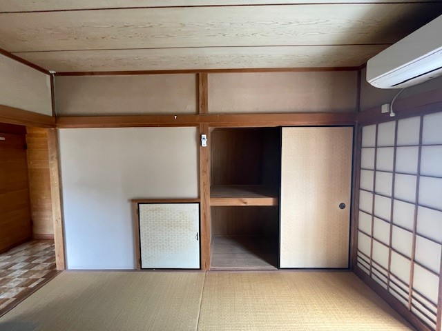◆和室6帖｜押し入れと階段下収納付きなので、季節ものや来客用布団などの収納に◎