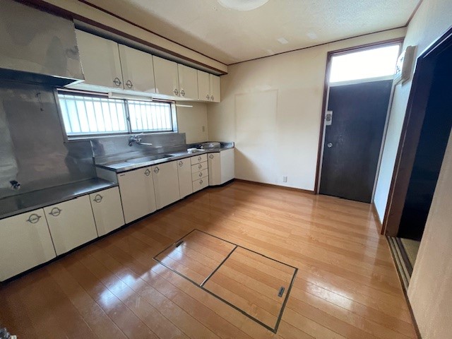 ◆キッチン｜勝手口付きで日の光を取り込める窓もあり！