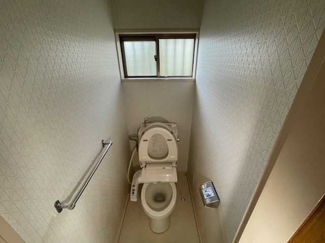 窓のある明るい１階トイレ
