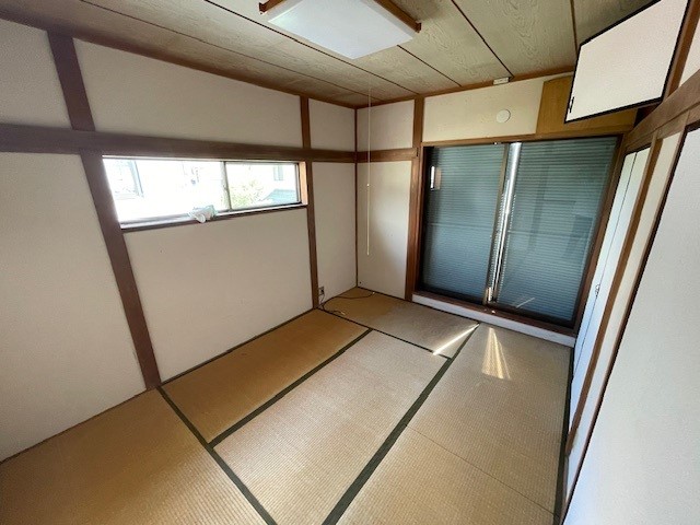 押し入れ付きの和室は、布団や季節物、日用品の収納に便利で、お部屋をすっきり保てます