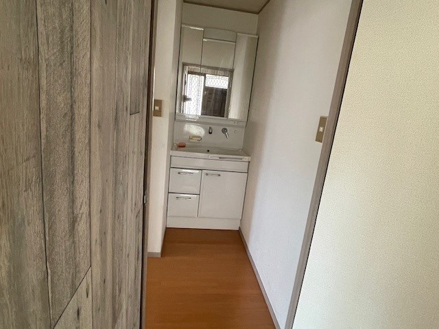 お手入れしやすく使いやすい３面鏡付きの洗面台