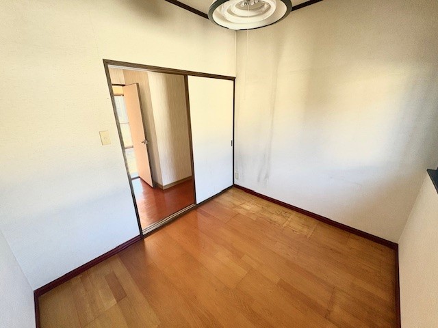 書斎やワークスペースとしても活用できる、多用途な洋室です