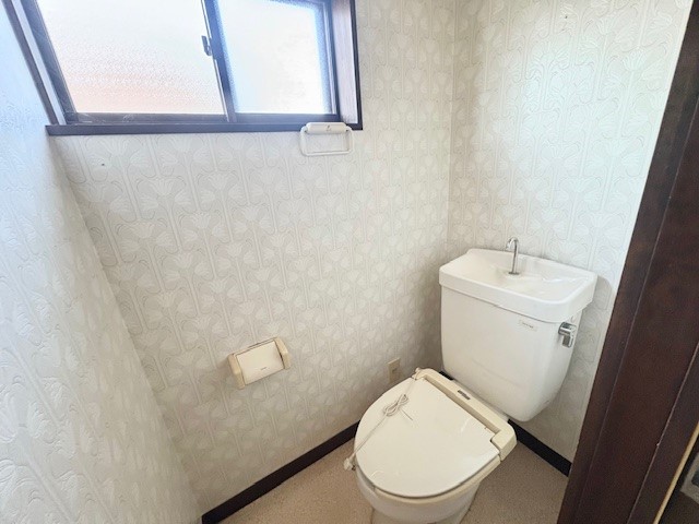 2階にもトイレがあり、忙しい朝や夜間も便利