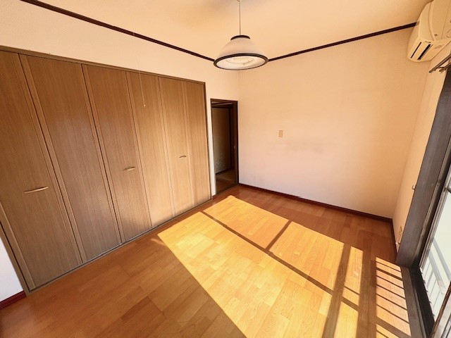 ダブルベッドを置いても充分な広さです