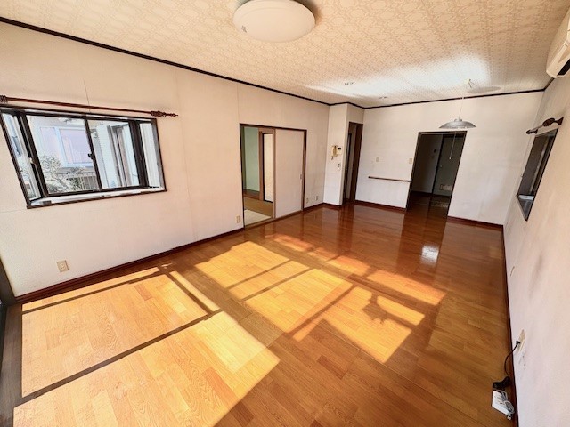 日差しがたくさん差し込む明るいリビング