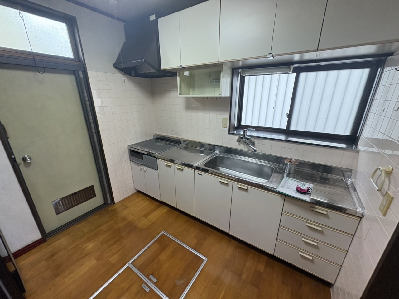 勝手口付きのキッチンで、ごみ出しや買い物後の出入りもスムーズ