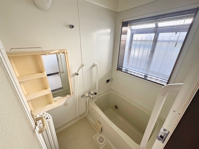 窓付きの明るい浴室