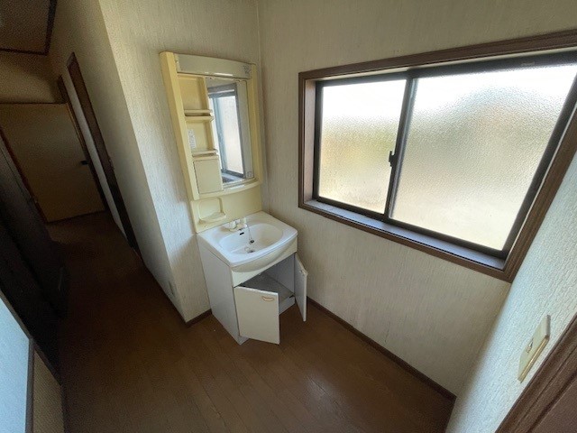 2階にも洗面台付きで、朝の準備もスムーズにできます♪