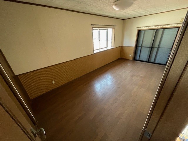 9帖の洋室はダブルベッドを置いても充分な広さです