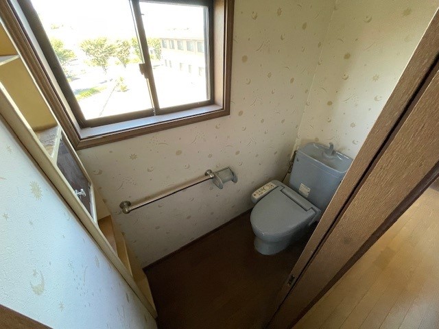 2階にもトイレがあり、忙しい朝や夜間も便利
