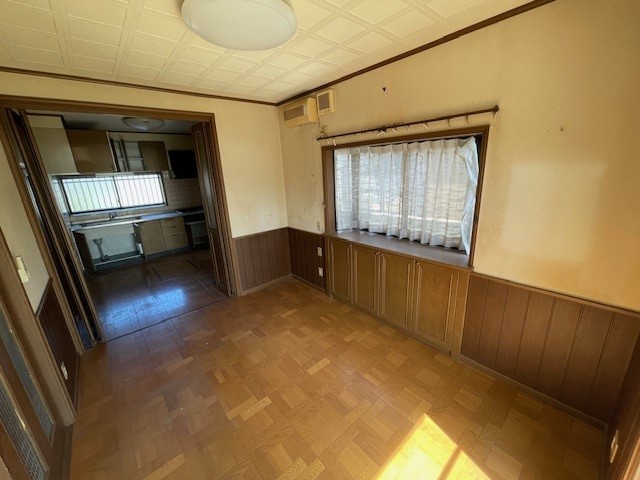 ダイニングキッチンと隣接した6帖の洋室