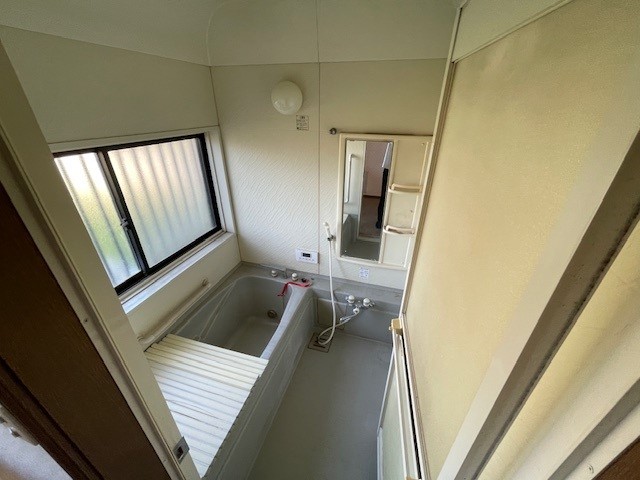 窓付きの明るい浴室