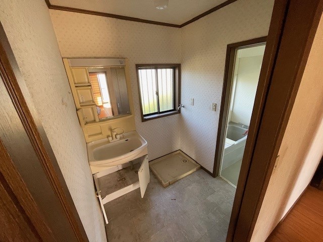 シンプルで使い勝手の良い洗面化粧台付き