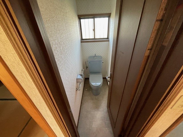 窓のある明るい１階トイレ